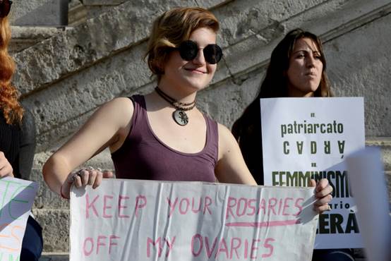 ROME, ITALY - OCTOBER 25: A protester of the feminist movement gathers for ''Not One Less'' in Campidoglio, against the anti-abortion motion, which must be voted from town Council of Rome on October 25, 2018 in Rome, Italy. The motion presented by the Partito Fratelli d'Italia wants to proclaim Rome as a city in pro-life and to include this principle in the municipal statute. The feminist reiterates that 194 law on Abortion is do not touch on. (Photo by Simona Granati - Corbis/Getty Images)