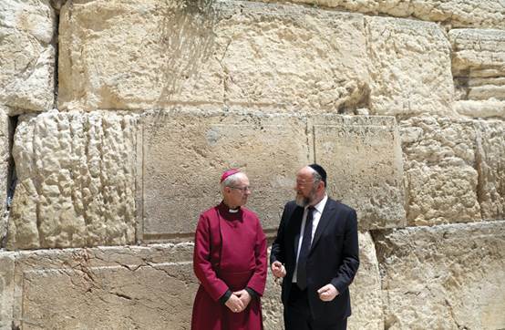 Archbishop of Canterbury Justin Welby and Britain��s Chief Rabbi Ephraim Mirvis visit the Western Wall on May 3, 2017 (photo credit: RONEN ZVULUN / REUTERS)