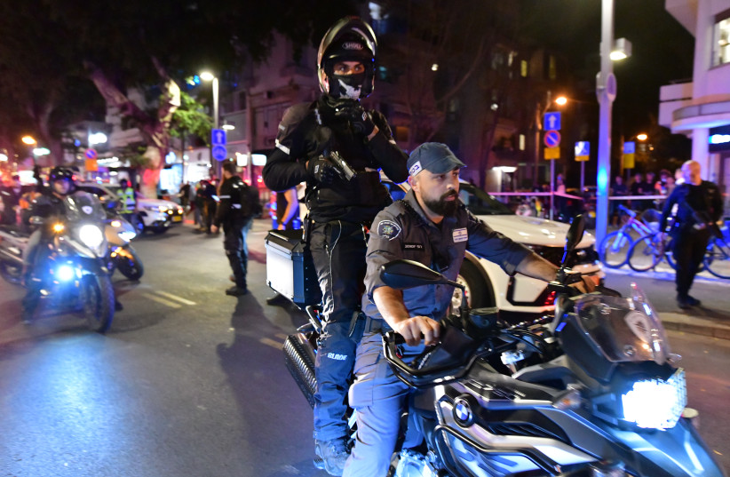  Police and rescue workers at the scene of a terror attack on Dizengoff Street, central Tel Aviv. At least six people were wounded in the shooting, three severely. April 07, 2022.  (photo credit: AVSHALOM SASSONI/FLASH90)
